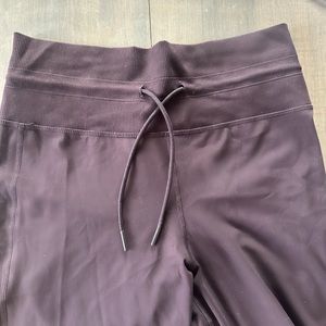 Vuori Plum Drawstring Performance Joggers in Size Small